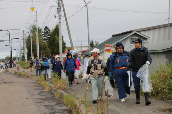 村内一斉清掃「グリーンデー」の光景